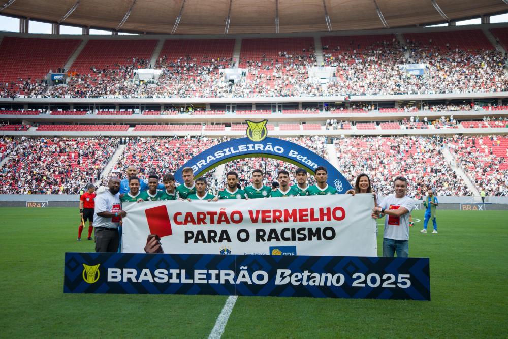 Mais de 30 mil torcedores dão cartão vermelho para o racismo no Mané Garrincha